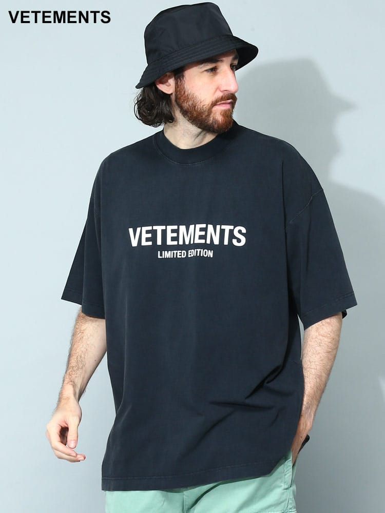 VETEMENTS (ヴェトモン) ロゴプリント クルーネック 半袖 Tシャツ メンズ ブランド VMUE63TR680L
