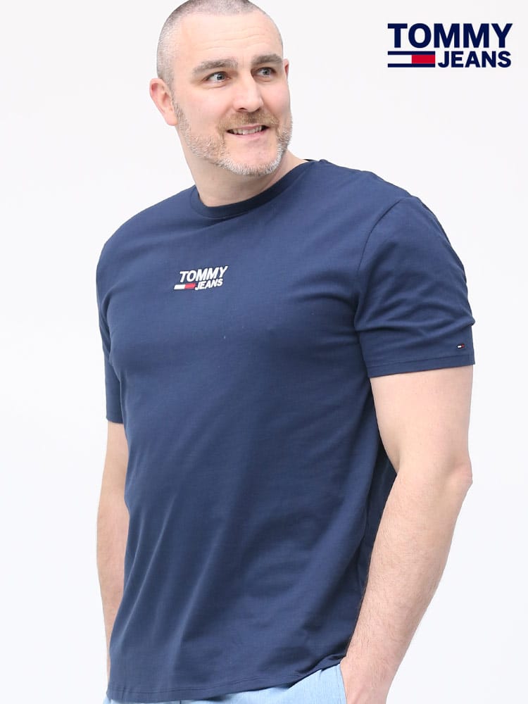 大きいサイズ メンズ TOMMY JEANS (トミージーンズ) ロゴ刺繍 クルーネック 半袖 Tシャツ