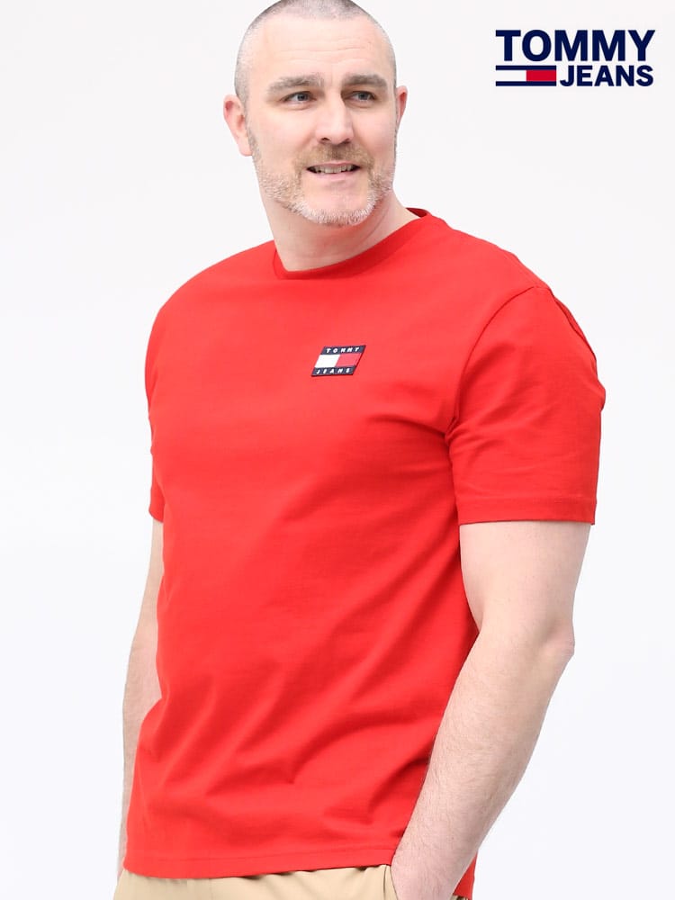 大きいサイズ メンズ TOMMY JEANS (トミージーンズ) 胸ロゴワッペン クルーネック 半袖 Tシャツ