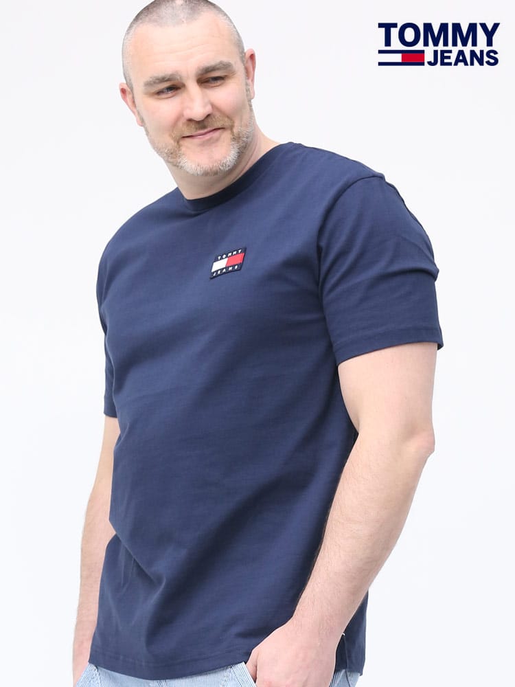大きいサイズ メンズ TOMMY JEANS (トミージーンズ) 胸ロゴワッペン クルーネック 半袖 Tシャツ