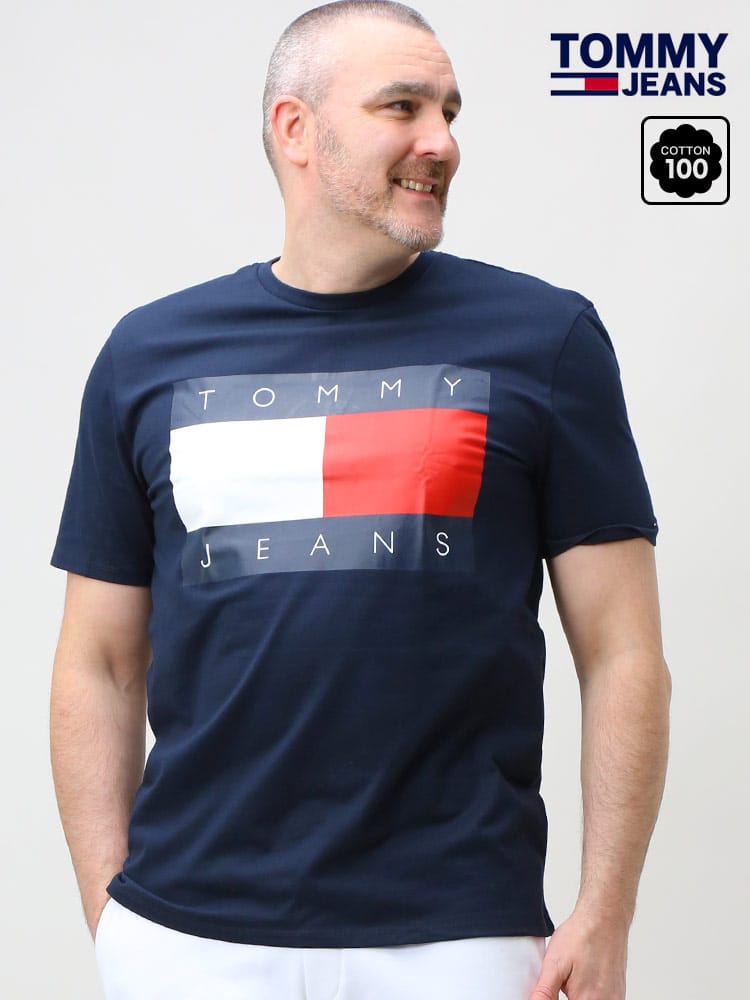 大きいサイズ メンズ TOMMY JEANS (トミージーンズ) BIGフラッグ ロゴプリント クルーネック 半袖 Tシャツ
