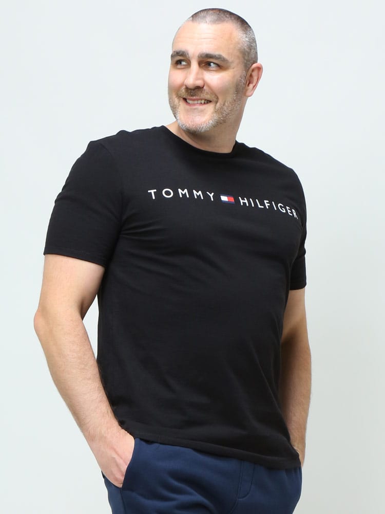 大きいサイズ メンズ TOMMY HILFIGER (トミーヒルフィガー) ロゴプリント クルーネック 半袖 Tシャツ PRINTED LOCK UP TEE