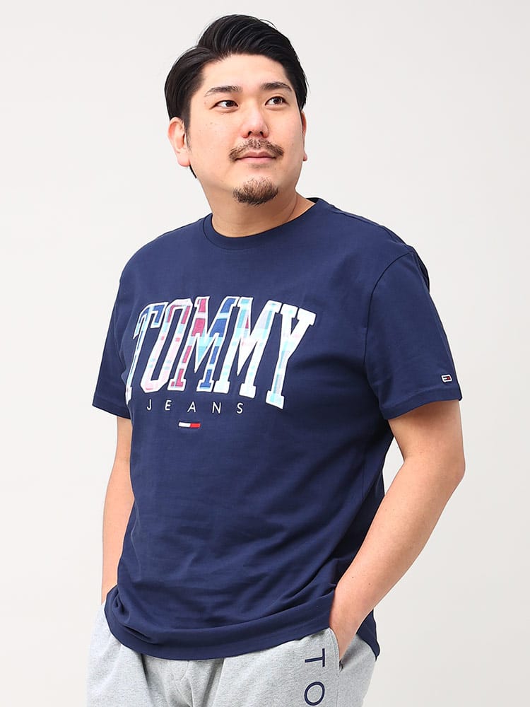 大きいサイズ メンズ TOMMY JEANS (トミージーンズ) チェックロゴ クルーネック 半袖 Tシャツ CLSC TARTAN TOMMY TEE