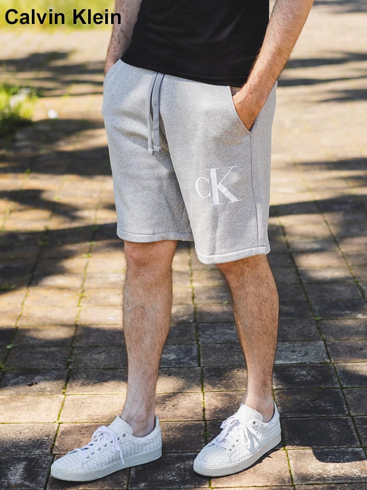 Calvin Klein (カルバンクライン) 裏起毛 ロゴ ウエストコード スウェット ショートパンツ