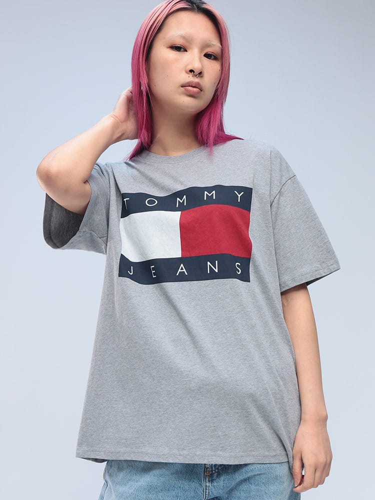 TOMMY JEANS (トミージーンズ) フラックロゴ リラックスフィット クルーネック 半袖 Tシャツ DM0DM20345