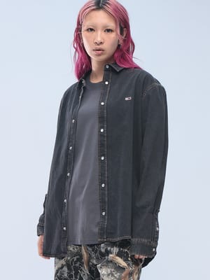 TOMMY JEANS (トミージーンズ) フラッグ刺繍 レギュラーフィットウォッシュドデニム オーバーシャツ DM0DM21103