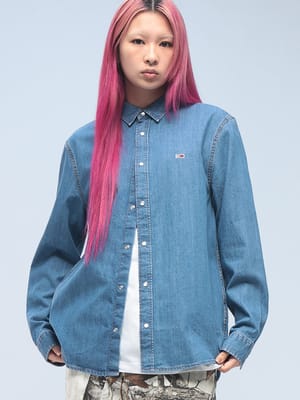 TOMMY JEANS (トミージーンズ) フラッグ刺繍 レギュラーフィットウォッシュドデニム オーバーシャツ DM0DM21102