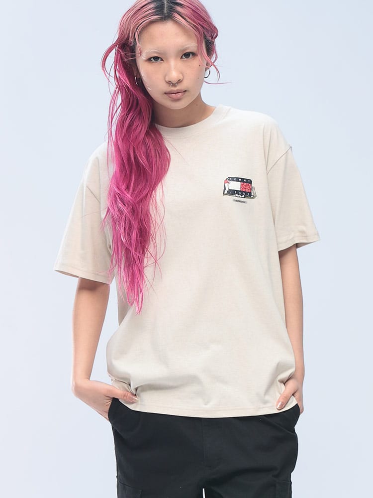 TOMMY JEANS (トミージーンズ) グラフィックフラッグロゴ リラックスフィット クルーネック 半袖 Tシャツ DM0DM20351