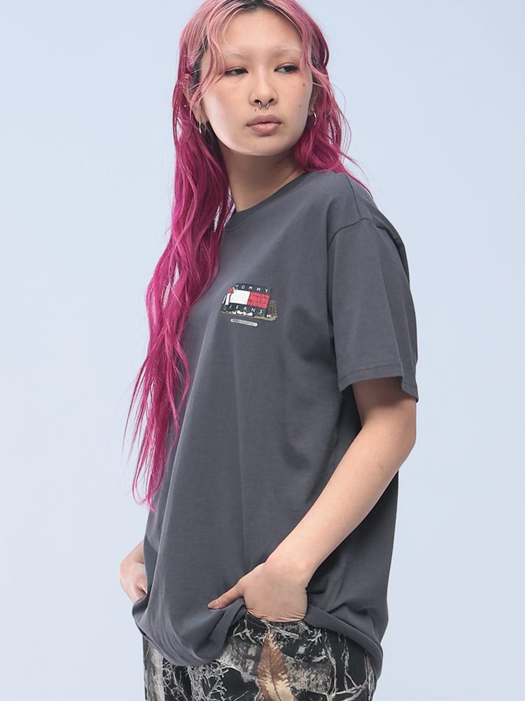 TOMMY JEANS (トミージーンズ) グラフィックフラッグロゴ リラックスフィット クルーネック 半袖 Tシャツ DM0DM20351