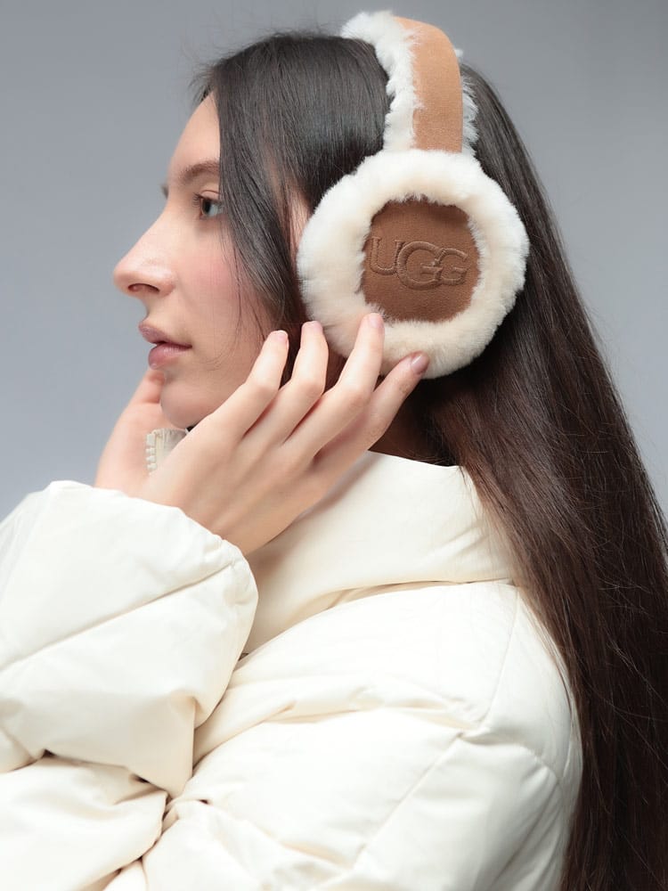 UGG (アグ) ロゴ 刺繍 シープスキン ボア イヤーマフ 耳当て SHEEPSKIN EMBROIDERY UGGL20955 レディース