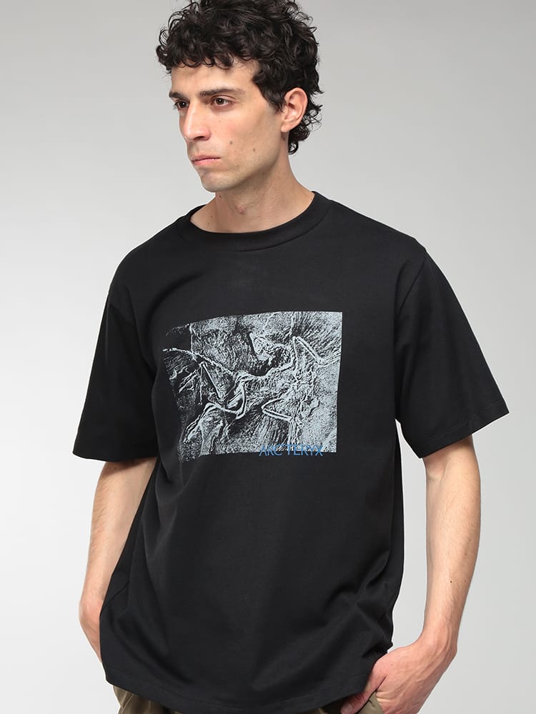 ARC'TERYX (アークテリクス) メンズ Tシャツ 半袖 クラッグ コットン リトグラフィカ プリント 通気素材 リラックスフィット ARCX000009926