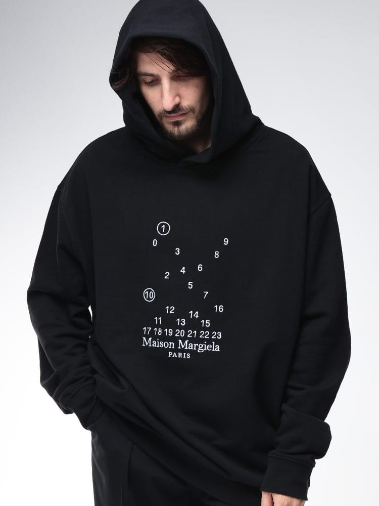 Maison Margiela (メゾン マルジェラ) ランダムカレンダー刺繍 スウェットパーカー MEGU0202S25505
