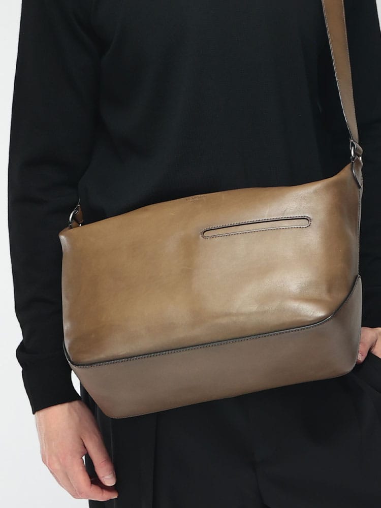 BERLUTI (ベルルッティ) メンズ ショルダーバッグ レザー ワンポイントロゴ メッセンジャーバッグ Toujours Soft Zipped Hobo Messenger BR291904