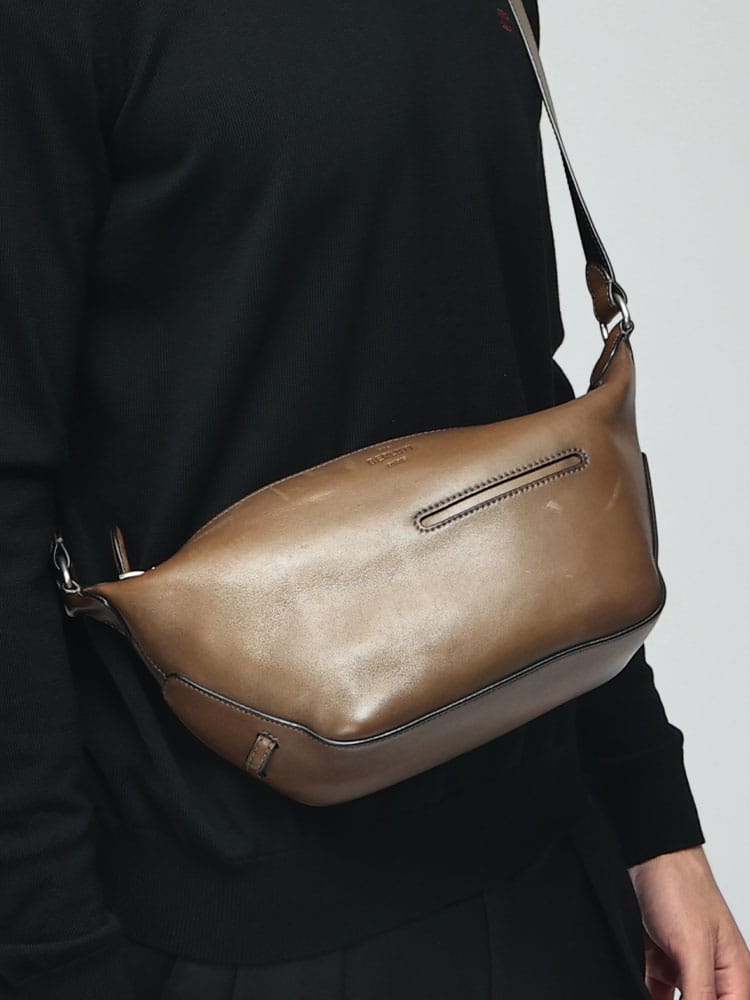 BERLUTI (ベルルッティ) メンズ ショルダーバッグ レザー ワンポイントロゴ メッセンジャーバッグ Toujours Soft Zipped Hobo XS Messenger BR305345