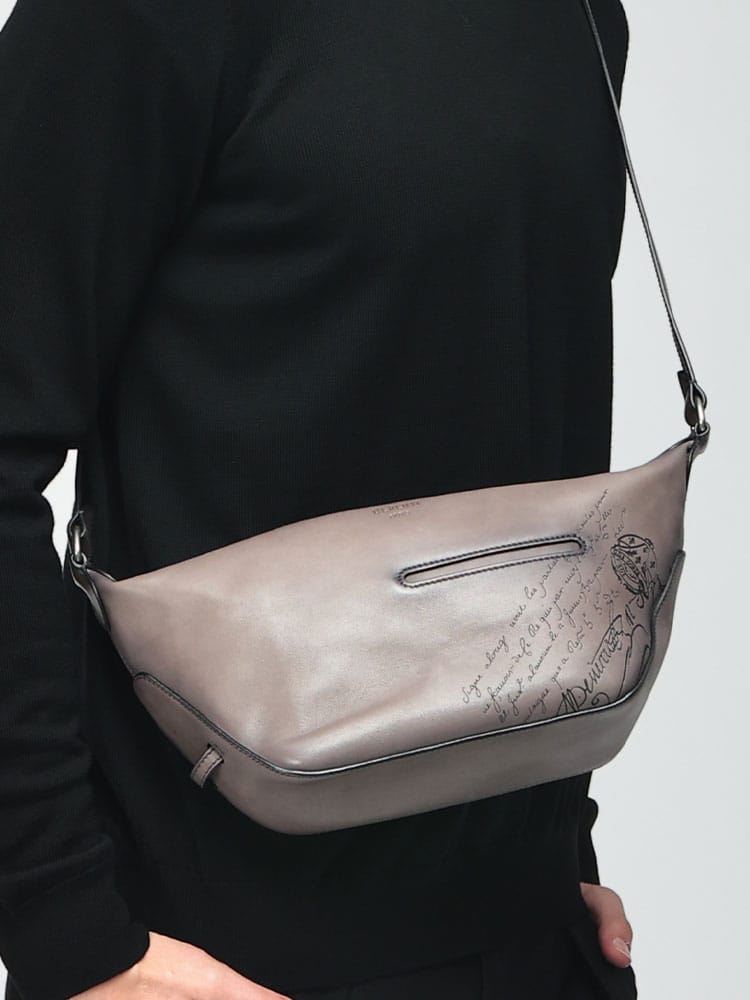BERLUTI (ベルルッティ) メンズ ショルダーバッグ レザー スクリットデザイン メッセンジャーバッグ Toujours Soft Zipped Hobo XS Messenger BR305347
