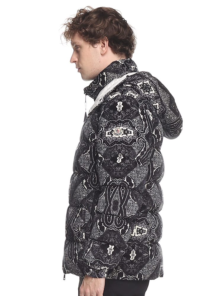 MONCLER (モンクレール) ベルベット バンダナ柄 フード着脱 ショート 
