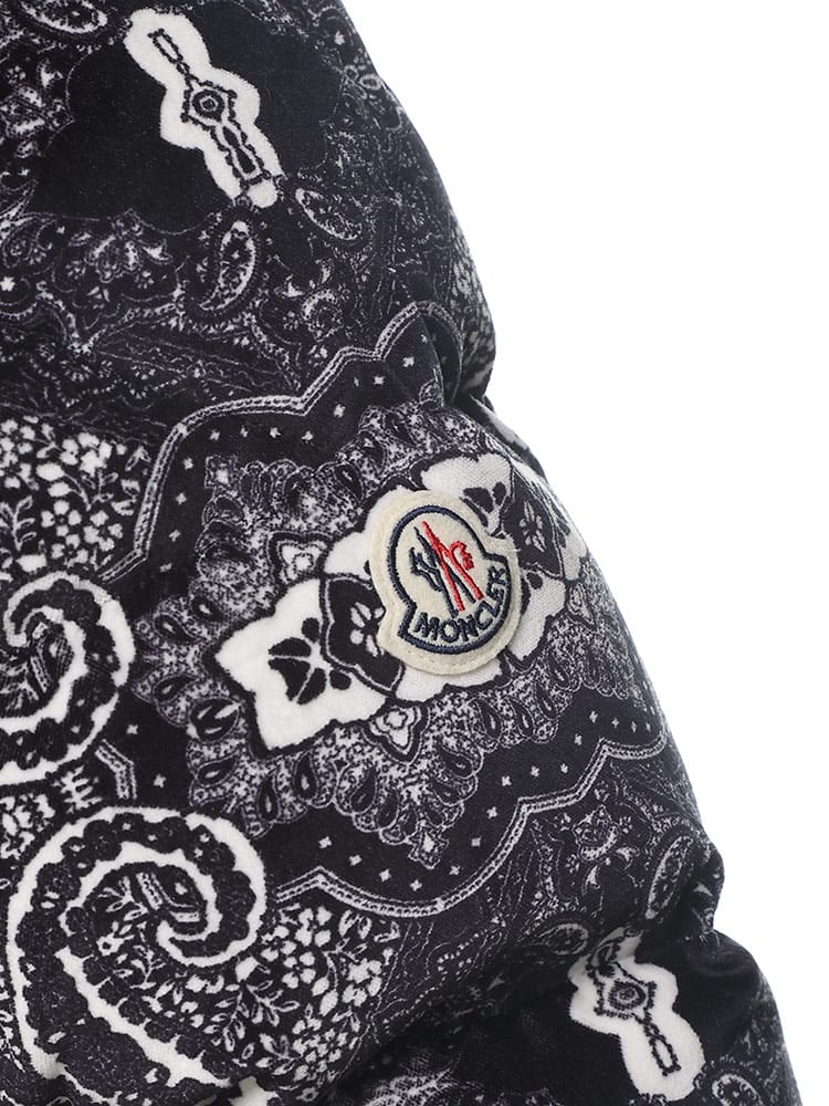 MONCLER (モンクレール) ベルベット バンダナ柄 フード着脱 ショート 