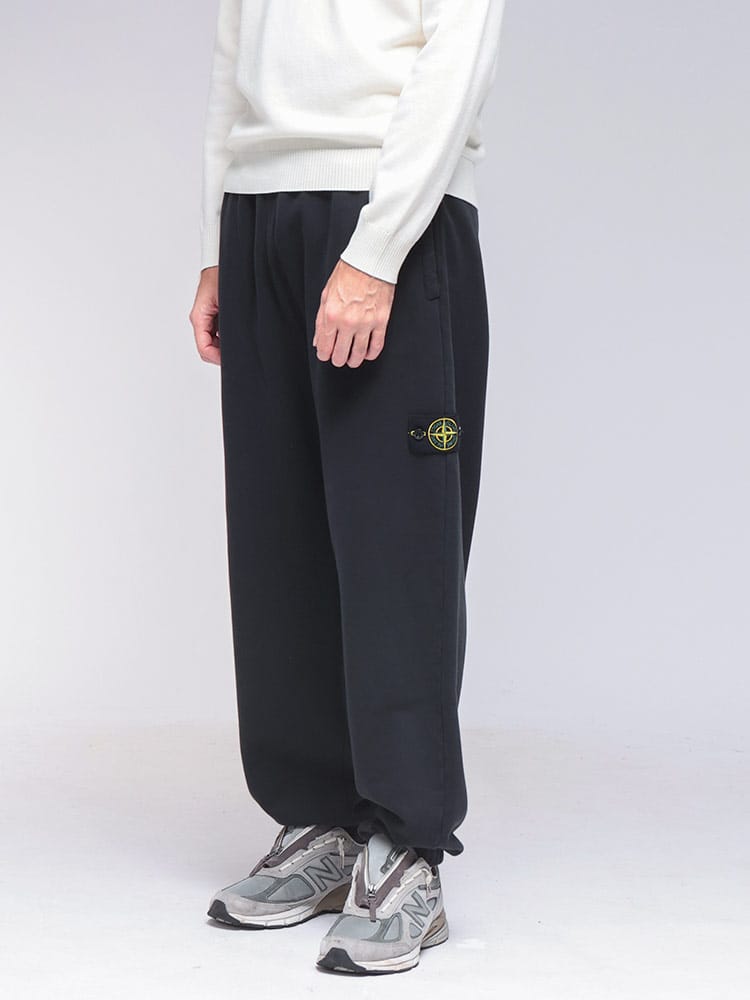 STONE ISLAND (ストーンアイランド) コンパスパッチ スウェットパンツ リラックスフィット SI6200004S0A20 メンズ
