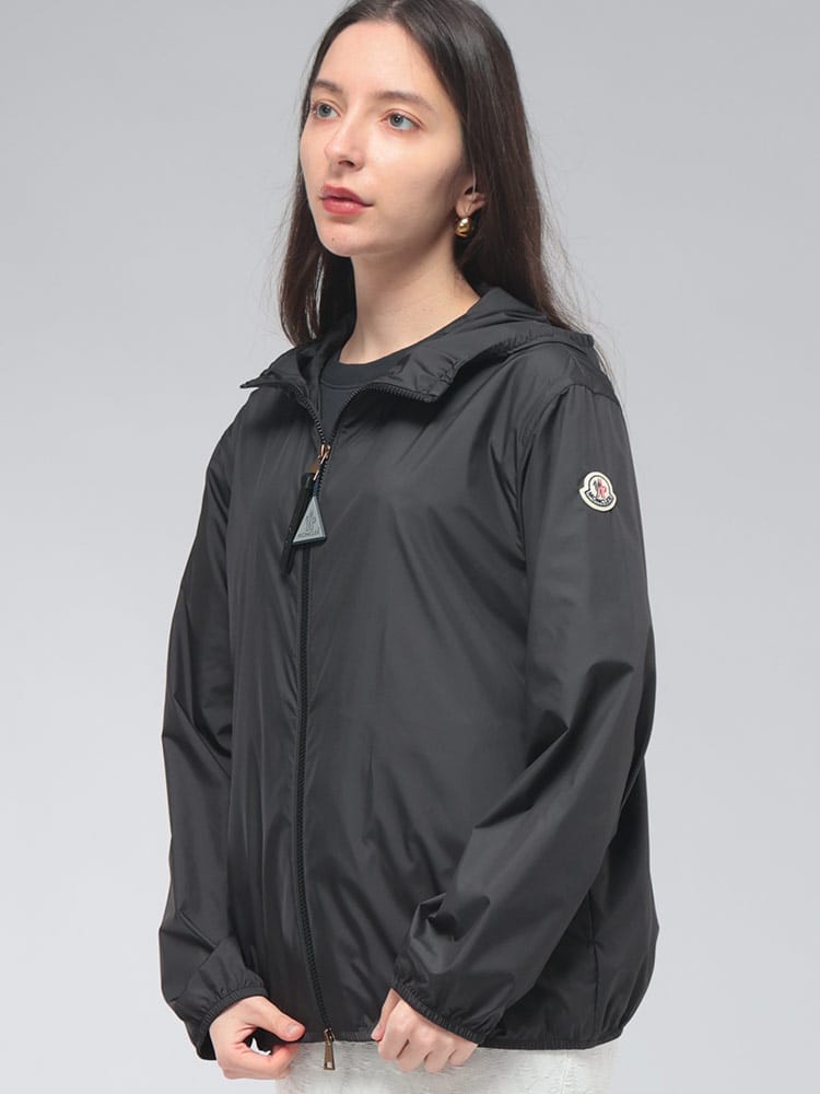 MONCLER (モンクレール) レディース ナイロンジャケット Fegeos レザーチャームジップ クロップド丈 ストレッチナイロン ブルゾン MCLFEGEOS6