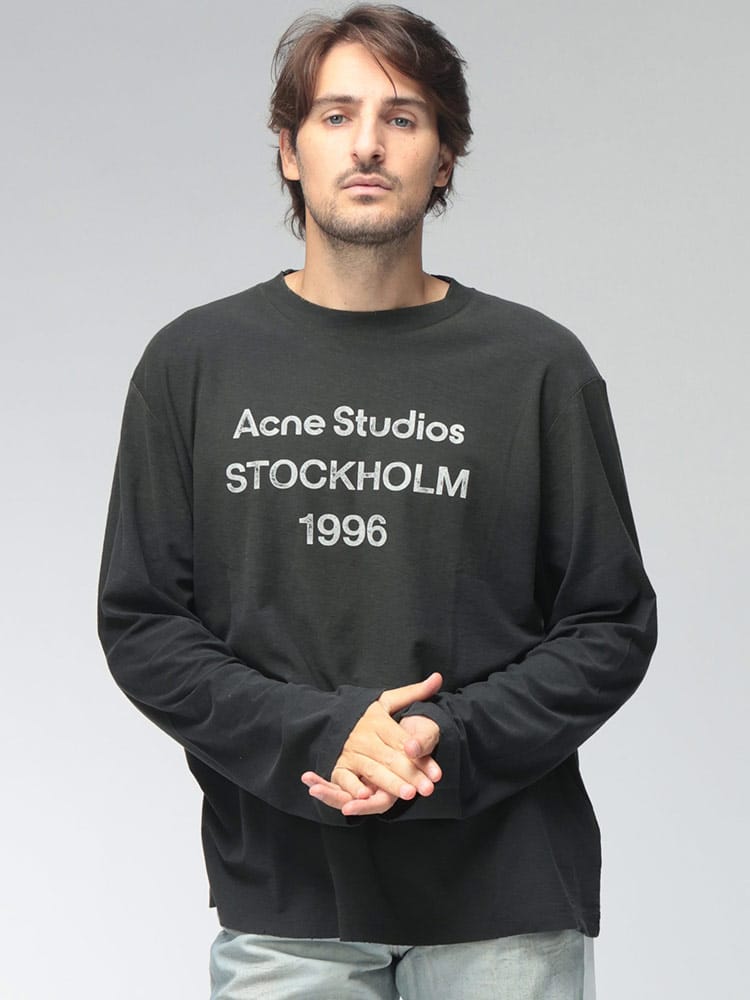 Acne Studios (アクネストゥディオズ) メンズ 長袖 Tシャツ 1996スタンプロゴ ロングTシャツ ダメージ加工 ACCL0197