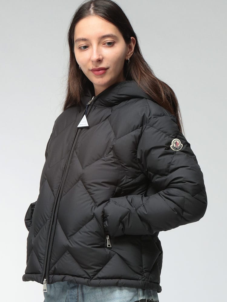 MONCLER (モンクレール) レディース ダウンジャケット ソフトマット×ダイヤキルト フード付きショートダウン Arvouinne MCLARVOUINNE6