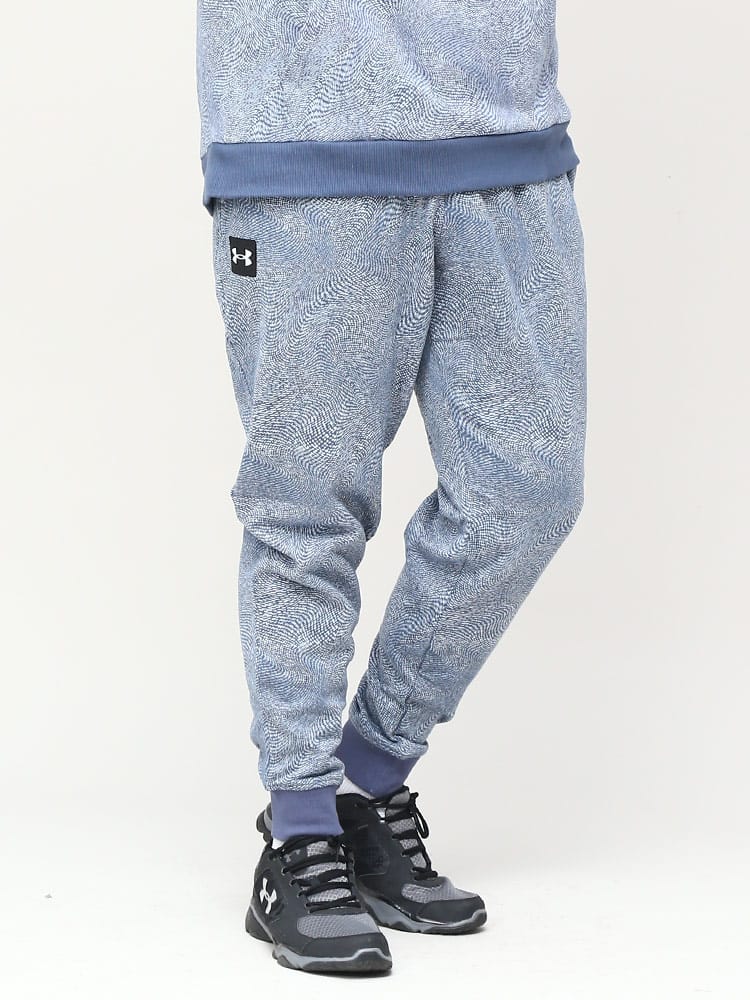 大きいサイズ メンズ UNDER ARMOUR (アンダーアーマー) USA規格 LOOSE 裏起毛 総柄 ジョガーパンツ RIVAL FLEECE PRINTED JOGGER