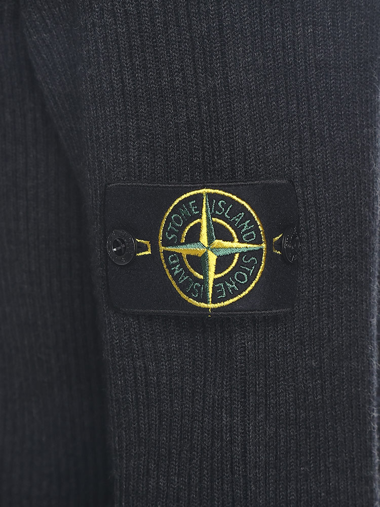 STONE ISLAND (ストーンアイランド) 袖ロゴ タートルネック リブニット SI7915552C2 ブランド 【サカゼン公式通販】