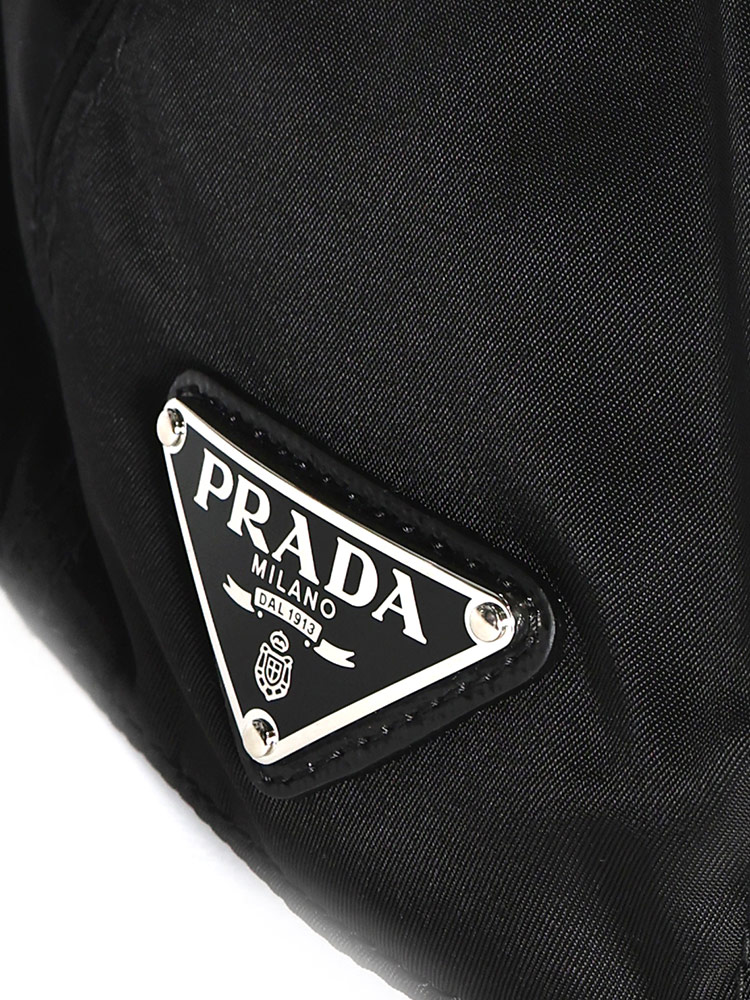 PRADA (プラダ) Re-Nylon エナメルメタルロゴ ベースボールキャップ PR2HC2742DMI メンズ【サカゼン公式通販】