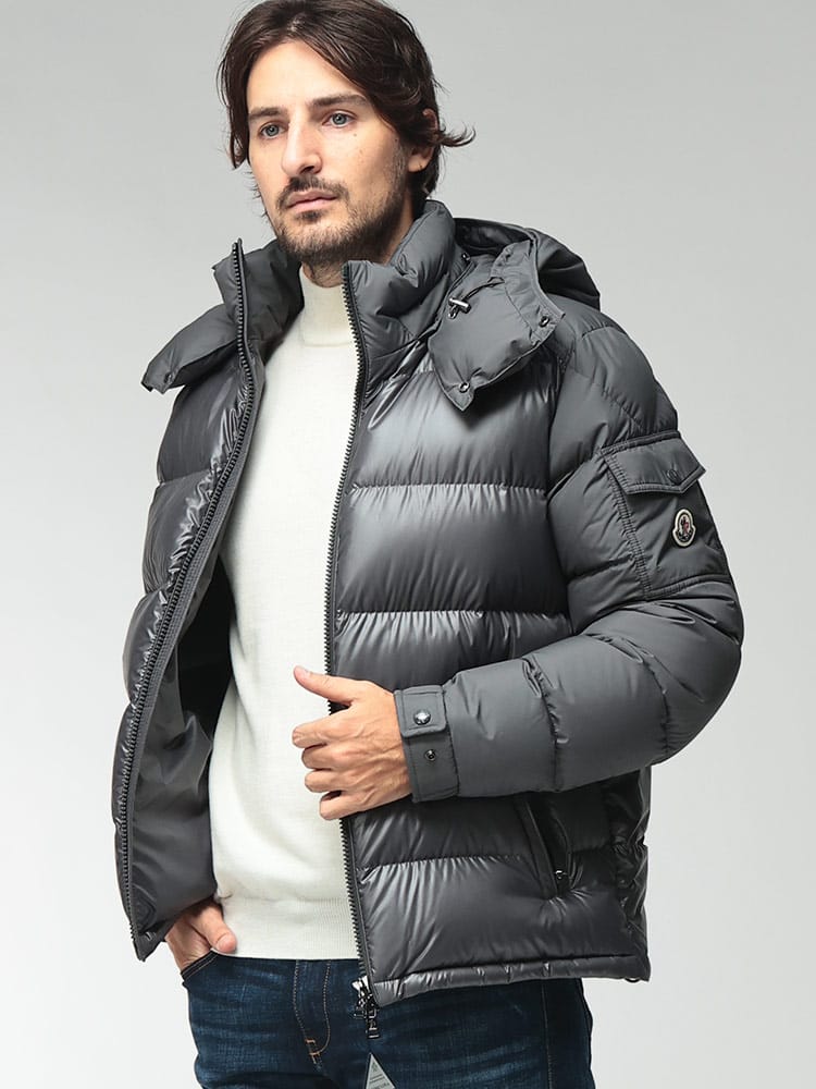 MONCLER (モンクレール) メンズ ダウンジャケット フード着脱 切替デザイン 袖ロゴ フルジップ ショートダウン MAYA MCMAYA26