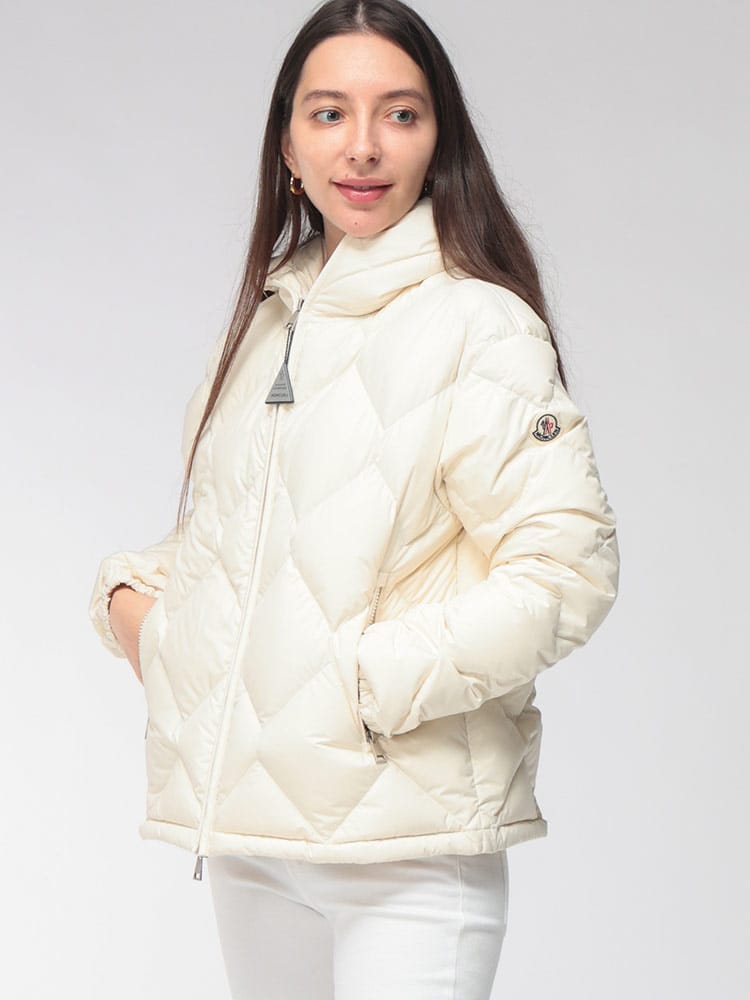 MONCLER (モンクレール) レディース ダウン ジャケット Arvouinne ソフトマット×ダイヤキルト フード付きショートダウン MCLARVOUINNE6