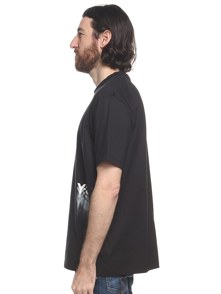 Y-3 (ワイスリー) Y-3グラフィックロゴ クルーネック 半袖 Tシャツ GFX SS TEE Y3IZ3124 ブ【サカゼン公式通販】