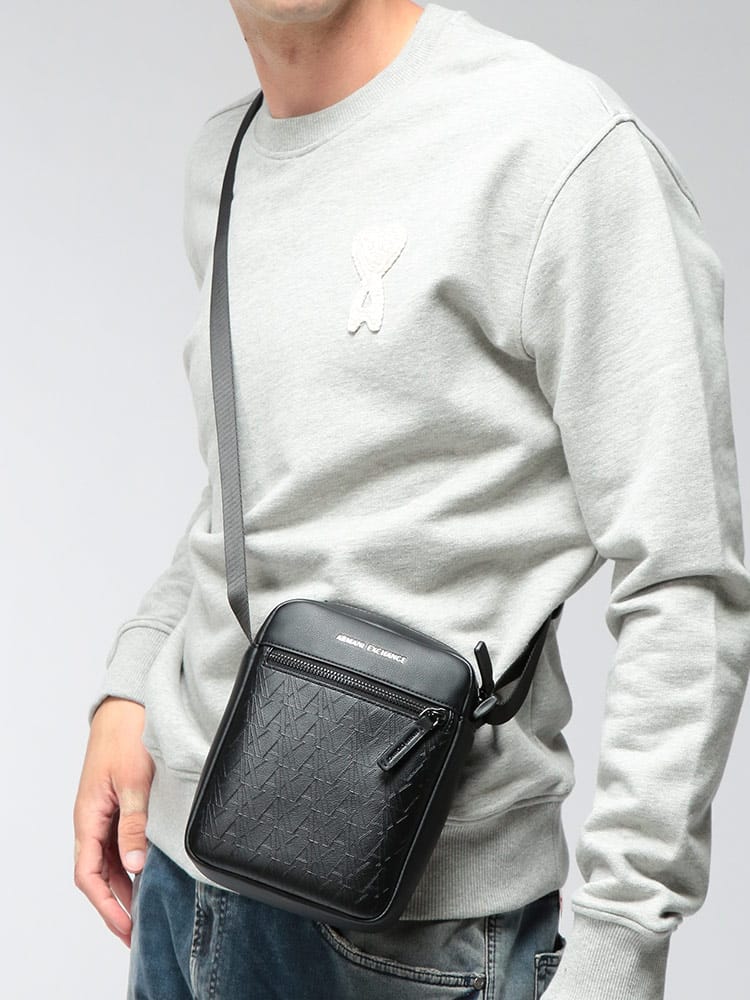 ARMANI EXCHANGE (アルマーニ エクスチェンジ) メンズ ショルダー バッグ EC限定 オールオーバーロゴ ショルダーバッグ AEXM3577AF26662