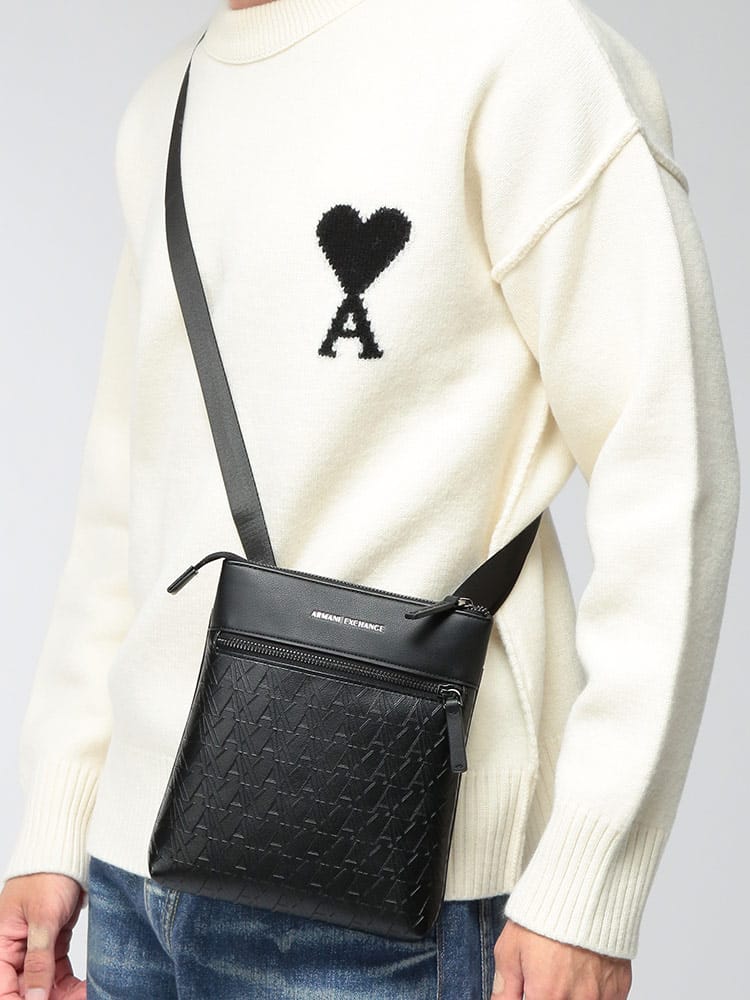 ARMANI EXCHANGE (アルマーニ エクスチェンジ) メンズ ショルダーフラットバッグ EC限定 オールオーバーロゴ フラットショルダーバッグ AEXM3582AF26662