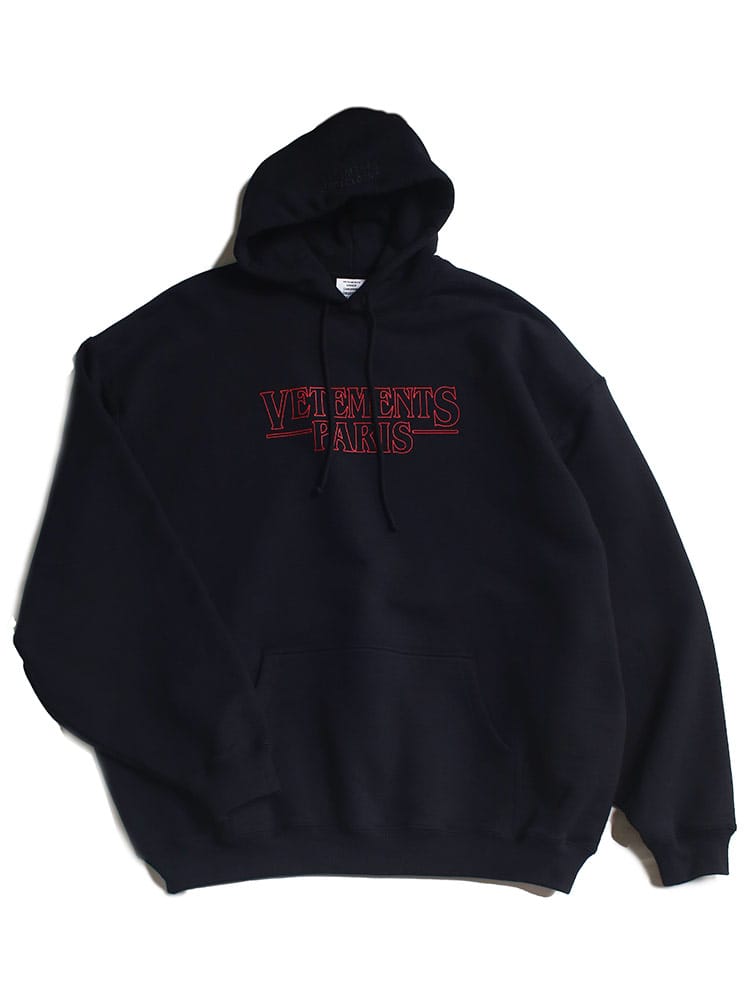 VETEMENTS (ヴェトモン) ロゴプリント プルオーバー パーカー VMUE54HD500B ブランド メンズ 男性 トップス