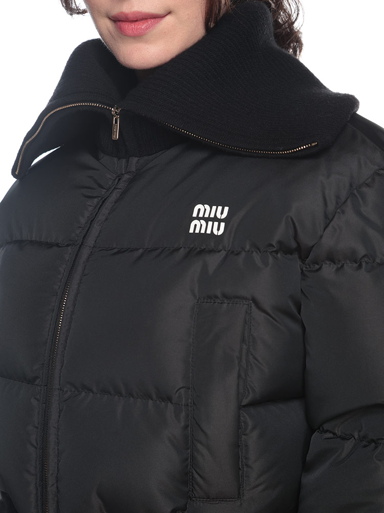 MIU MIU (ミュウミュウ) ニットカラー ショート丈 クロップド ダウンジャケット MIUML959S23213 【サカゼン公式通販】