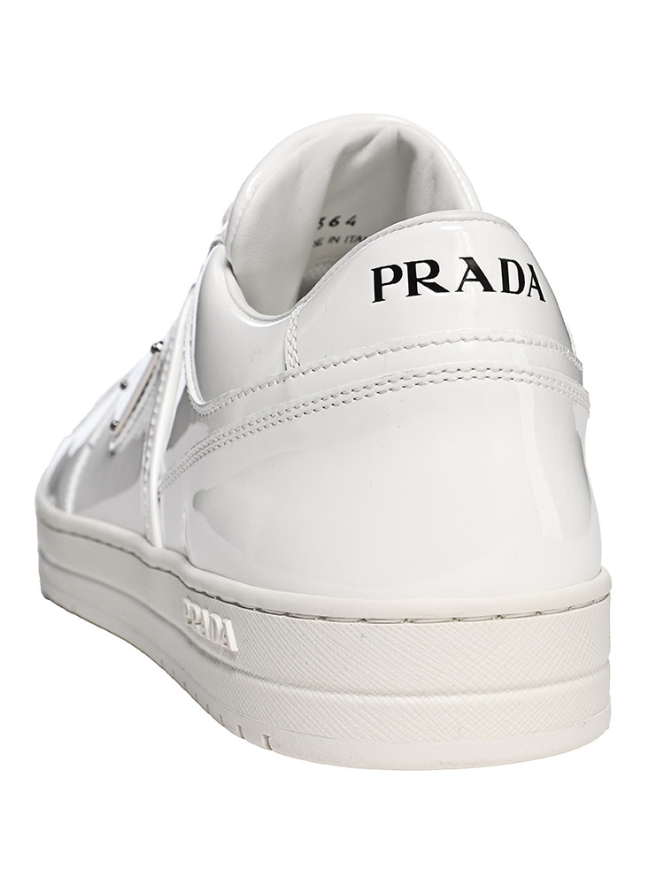 PRADA (プラダ) パテントレザー メタルロゴ ダウンタウン ローカットスニーカー PR2EE364069 メンズ【サカゼン公式通販】