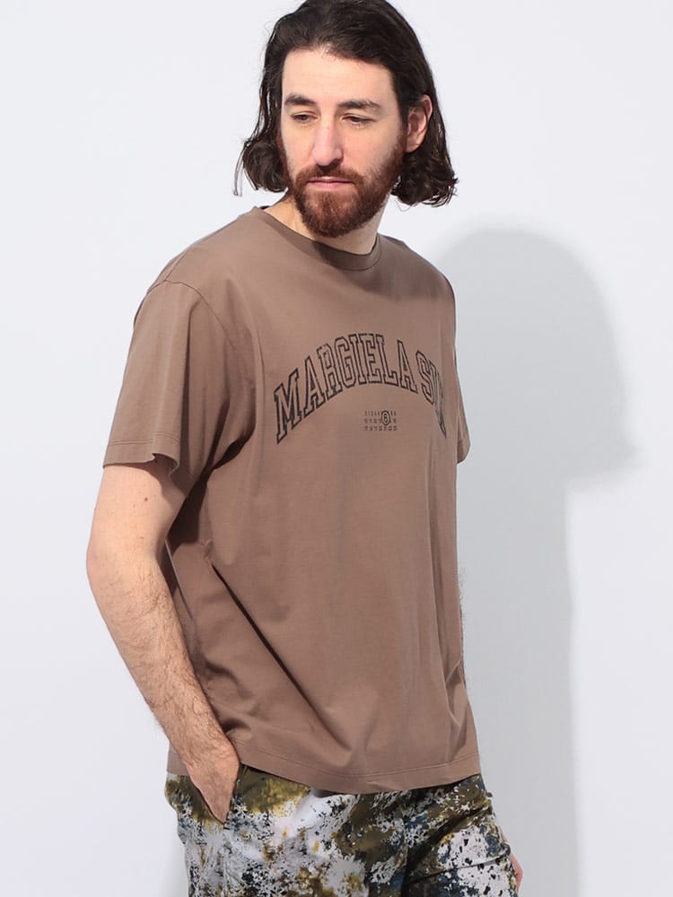 MM6 Maison Margiela (エムエムシックス メゾン マルジェラ) バーシティ カレッジプリント クルーネック 半袖 Tシャツ MM6GC0046S24312 メンズ