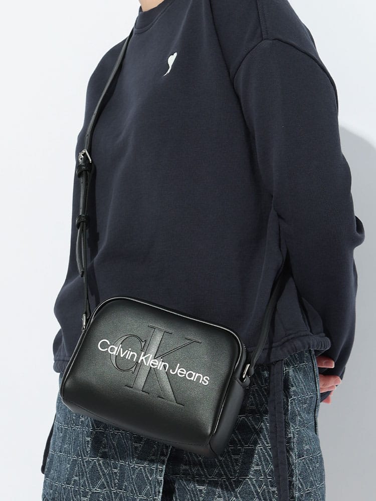 Calvin Klein (カルバンクライン) ロゴ型押しカメラバッグ ショルダー 