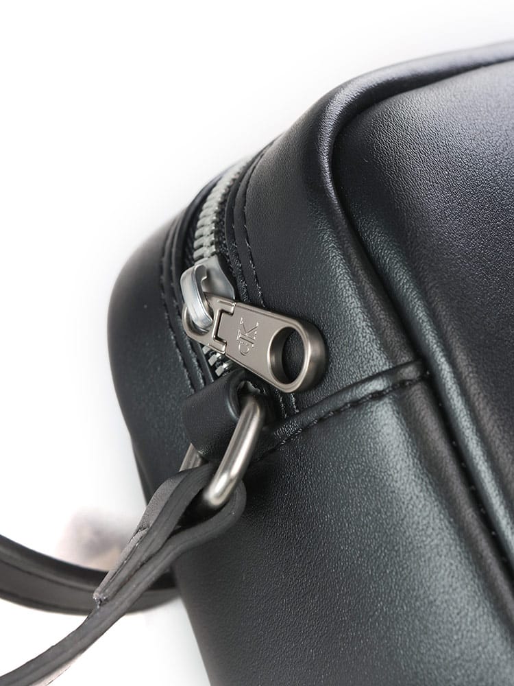 Calvin Klein (カルバンクライン) ロゴ型押しカメラバッグ ショルダー 