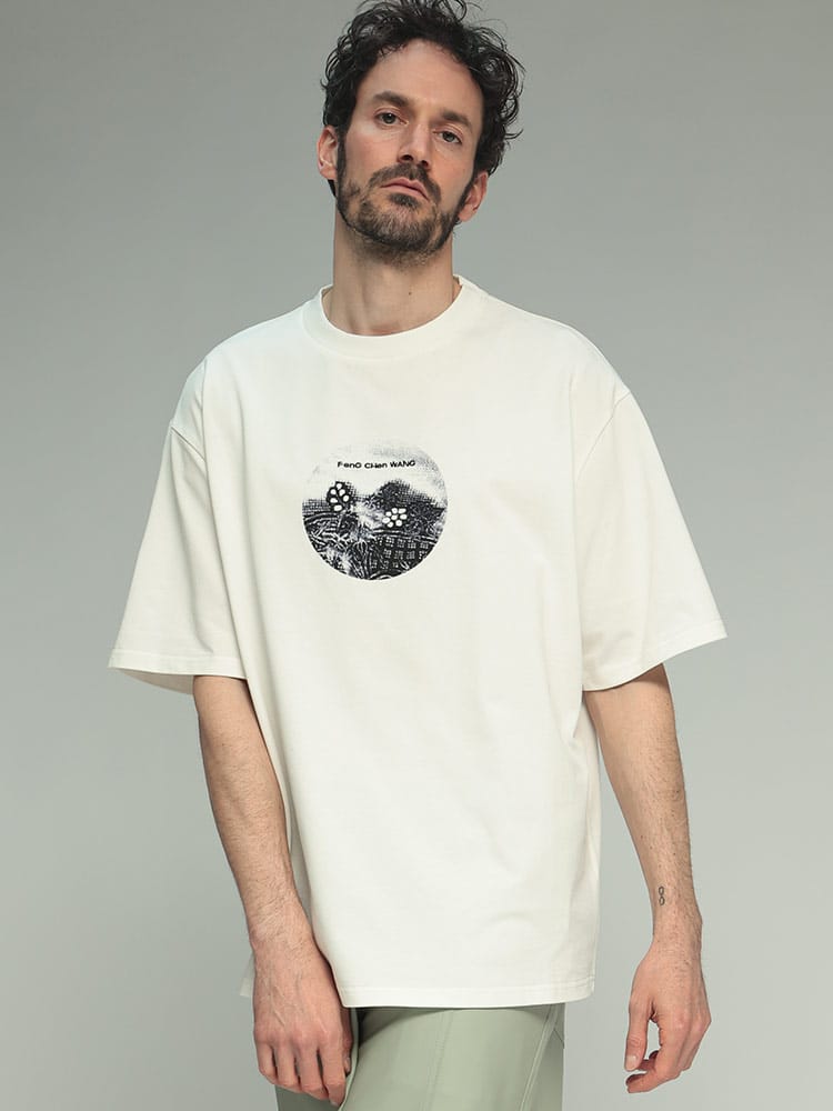 Feng Chen Wang (フェン・チェン・ワン) 刺繍×プリント クルーネック 半袖 Tシャツ YU ZI XIE FCWFUS19TS09 メンズ
