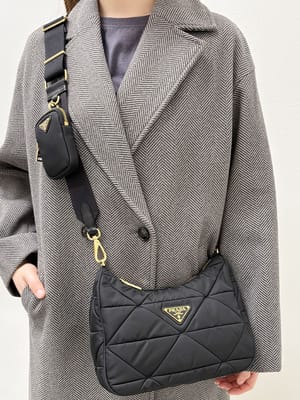 PRADA (プラダ) トライアングル ロゴ Re-Nylon×サフィアーノレザー 