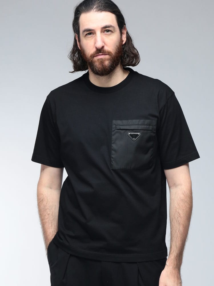 PRADA (プラダ) ロゴ ポケット トライアングルロゴ プレート クルーネック コットン 半袖 Tシャツ PRUJN66111CK メンズ
