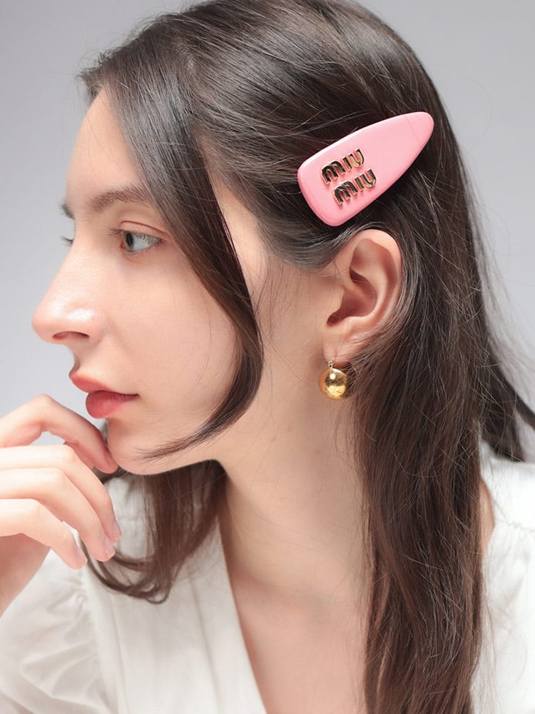 MIU MIU (ミュウミュウ) レディース ヘアクリップ パテントレザー ロゴ ヘアピン MIU5IF092069