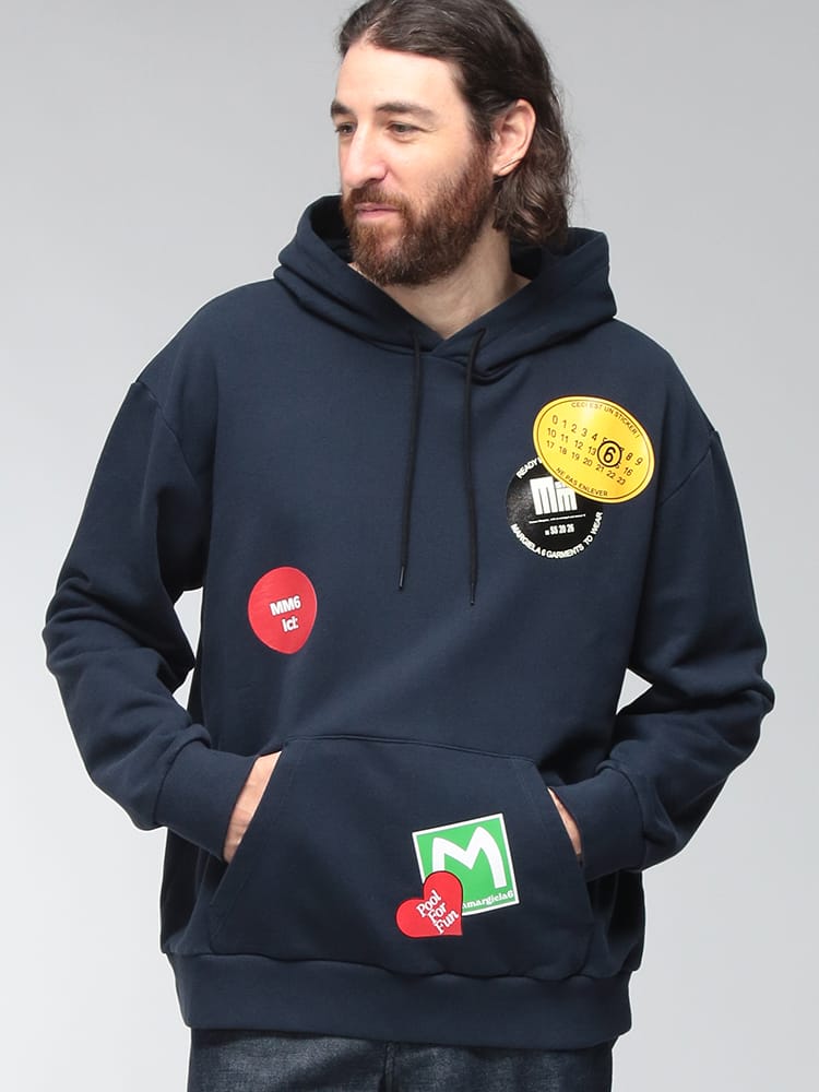 MM6 Maison Margiela (エムエムシックス メゾン マルジェラ) メンズ パーカー 長袖 裏毛 ステッカー風プリント ポケット付き プルオーバー パーカー MM6GU0052M25014