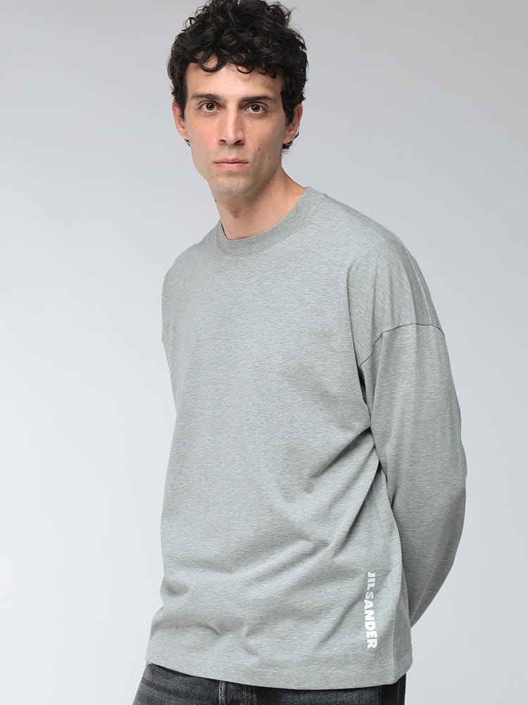 JIL SANDER (ジルサンダー) メンズ Tシャツ 長袖 コットン 縦ロゴ ドロップショルダー クルーネック ロングスリーブ カットソー JLGC0278J20348