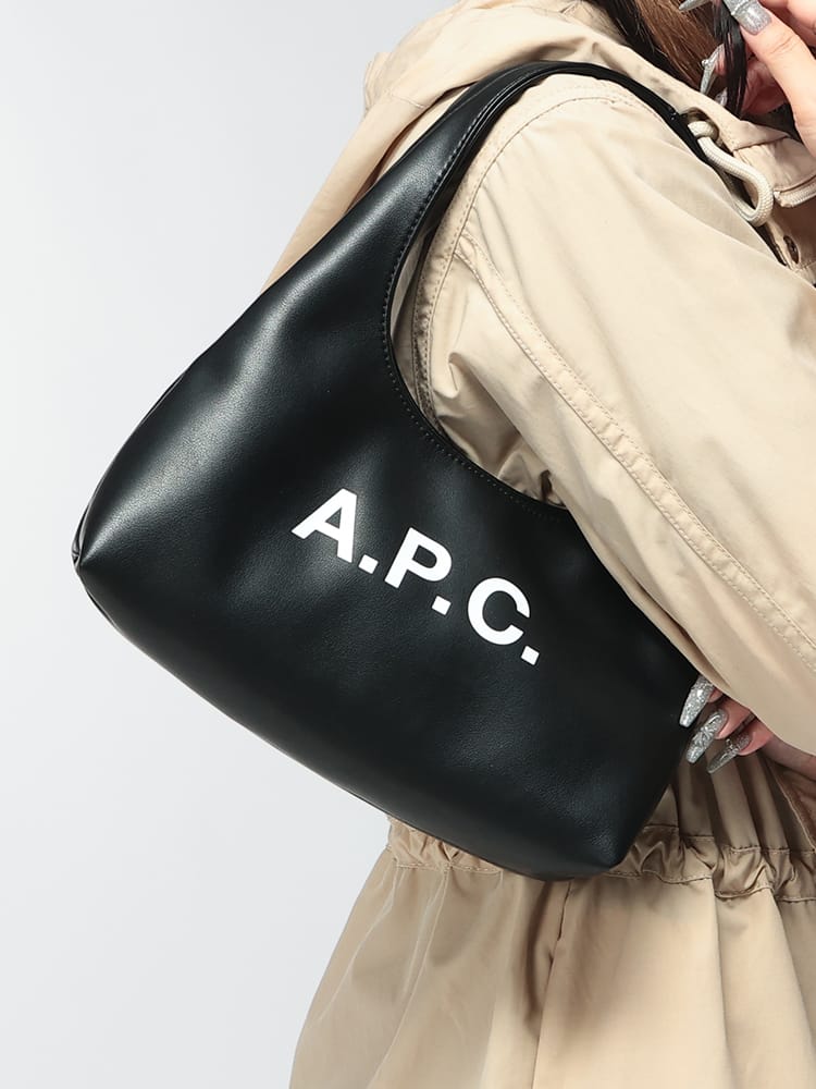 A.P.C. (アーペーセー) レディース ショルダーバッグ 合成皮革 ロゴ マグネット開閉 スモールショルダーバッグ BABY NINON APCLPUAATF67027