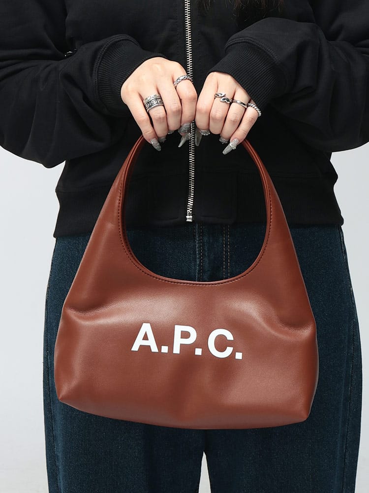A.P.C. (アーペーセー) レディース ショルダーバッグ 合成皮革 ロゴ マグネット開閉 スモールショルダーバッグ BABY NINON APCLPUAATF67027