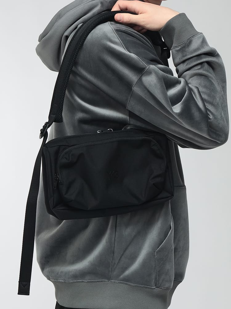 Y-3 (ワイスリー) メンズ ボディバッグ CORDURAナイロン ワンポイントロゴ クロスボディバッグ Y3KT0598