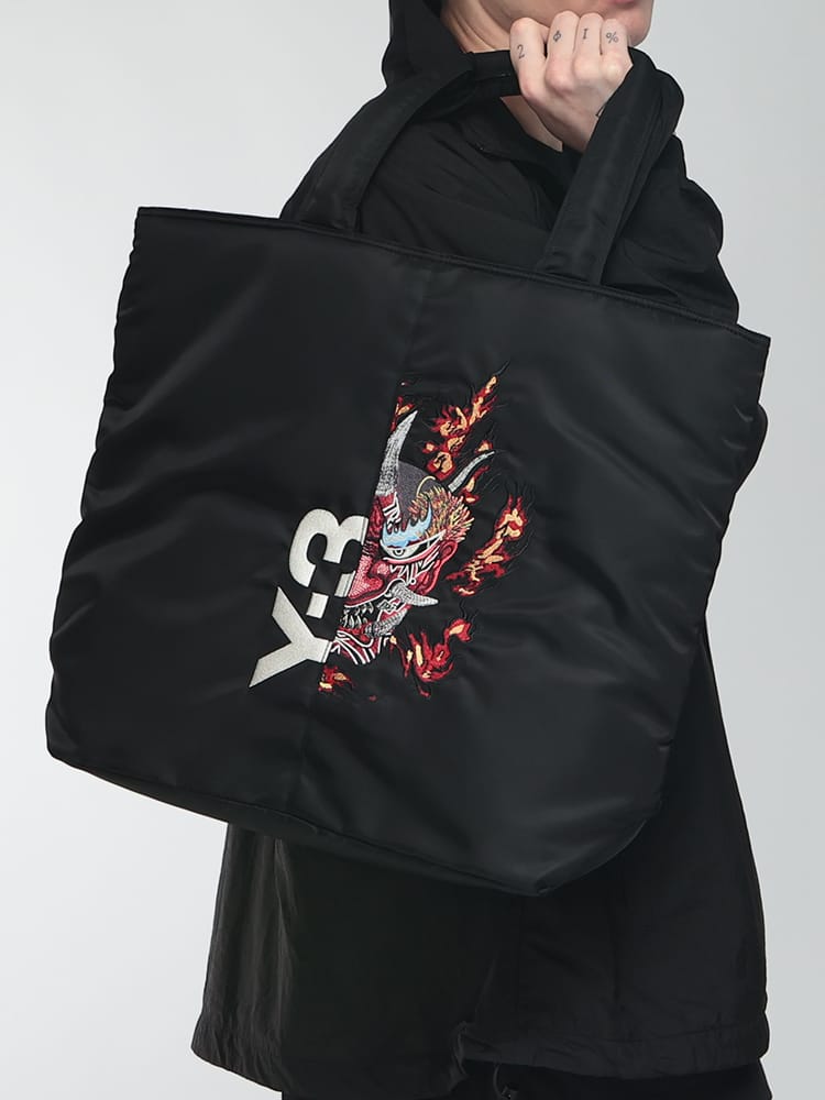 Y-3 (ワイスリー) メンズ トートバッグ EC限定 ナイロン グラフィック刺繍 GRAPHIC TOTE BAG Y3KW9630
