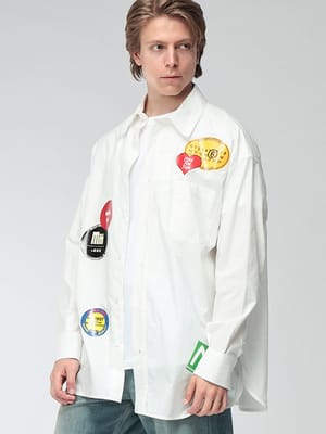 MM7 Maison Margiela (エムエムシックス メゾン マルジェラ) メンズ シャツ 長袖 ステッカープリント ロゴ 胸ポケット付き ロングスリーブ コットンシャツ MM6DT0060M36013